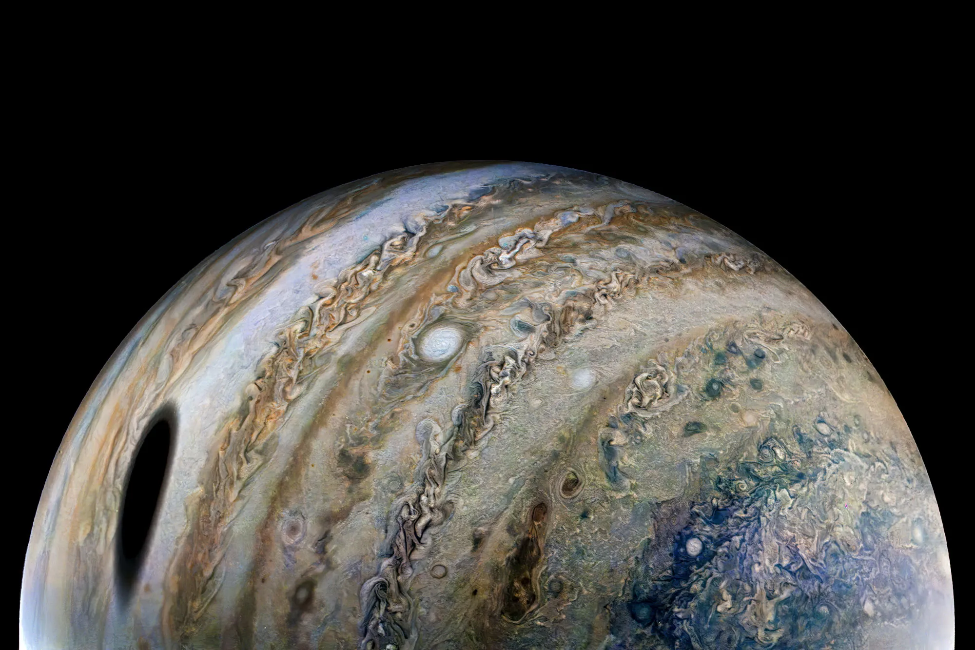 Juno fängt Mondschatten auf Jupiter ein
